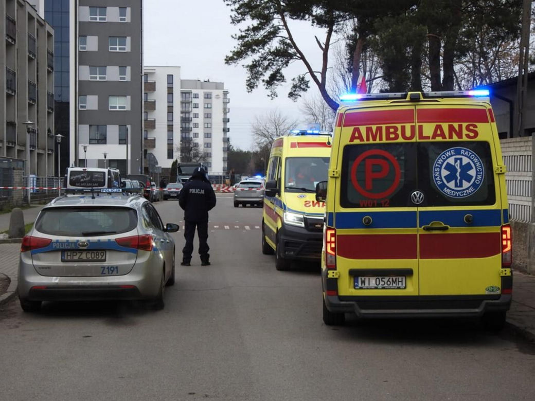 Pożar w salonie urody w Wawrze. Strażacy znaleźli podejrzaną paczkę, ewakuacja mieszkańców