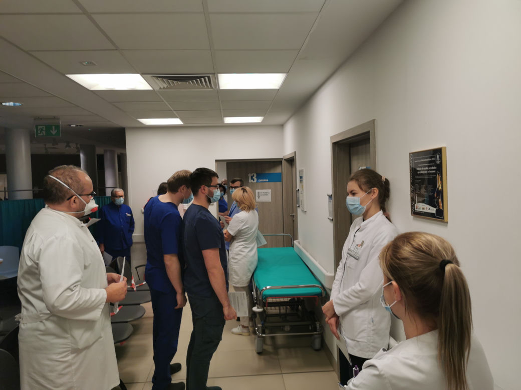 Szpital w Ostrowie rozpoczął szczepienia przeciw COVID-19