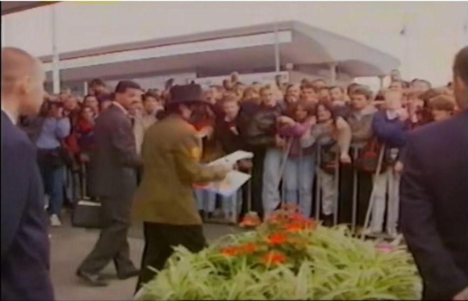 Michael Jackson zmarł 16 lat temu. Gdy odwiedził Polskę, wszyscy wstrzymali oddech. Te zdjęcia zachwycają