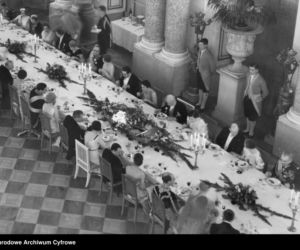 Sylwestrowe bale w II RP. Elegancja, szampan i mazur o północy