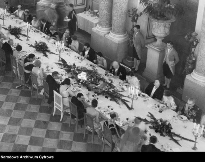 Sylwestrowe bale w II RP. Elegancja, szampan i mazur o północy