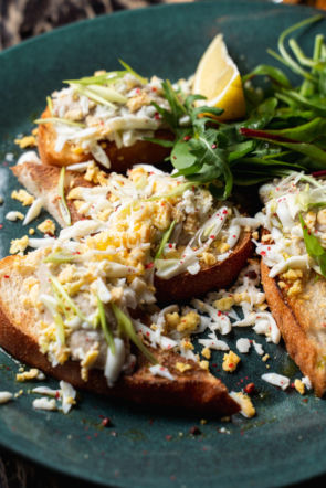 Kanapka z tartym jajkiem – odkryj śniadaniowy hit, który odmieni Twoją pastę jajeczną!