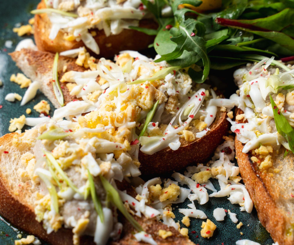 Kanapka z tartym jajkiem – odkryj śniadaniowy hit, który odmieni Twoją pastę jajeczną!