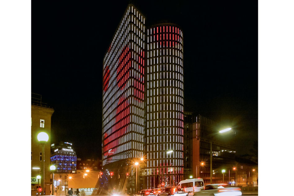 Światło ukryte w fasadzie. Uniqa Tower, Wiedeń, proj. Heinz Neuman & Partners
