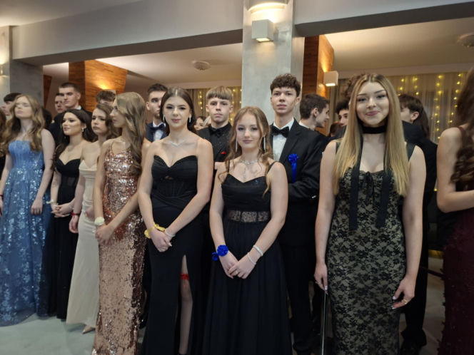 Studniówka 2026 maturzystów Zespołu Szkół Zawodowych nr 1 w Starachowicach