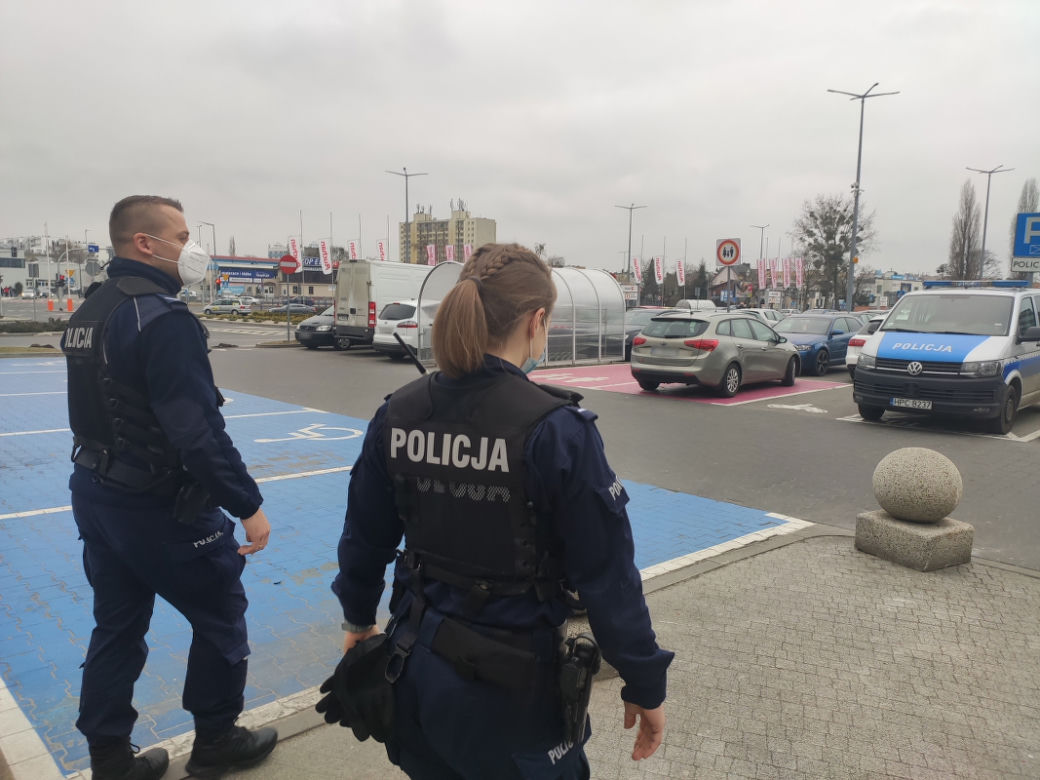 Kontrole policji z Torunia. Sprawdzają respektowanie obostrzeń i noszenie maseczek