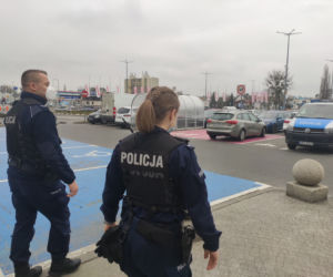 Kontrole policji z Torunia. Sprawdzają respektowanie obostrzeń i noszenie maseczek