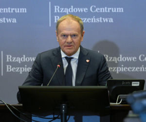 Premier zwołał pilny sztab kryzysowy. Pojawiły się nowe eksplozje ognia
