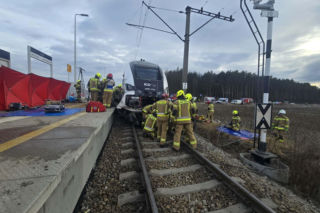 Wypadek kolejowy pod Wrocławiem. Pociąg staranował busa! 