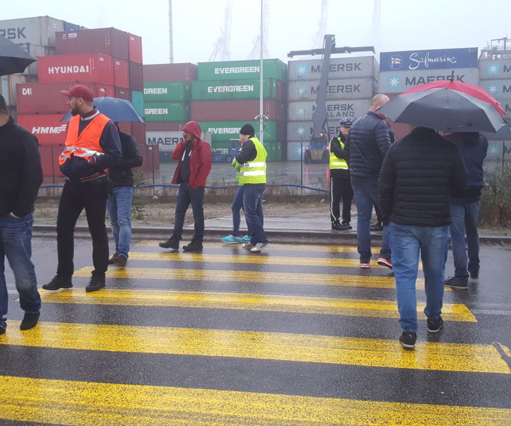 Przewoźnicy przez kilka godzin blokowali ul. Kontenerową, a także przejście dla pieszych tuż przed wjazdem do terminala.