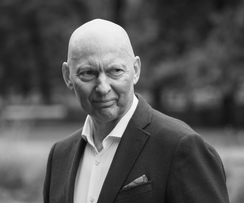 Portret generała Mirosława Różańskiego w garniturze. O szczegółach pogrzebu senatora przeczytasz w serwisie Eska.