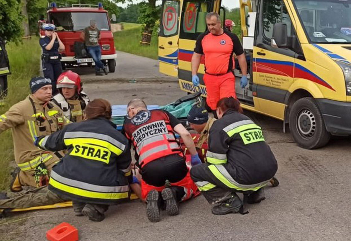 Volkswagen roztrzaskał się o drzewa pod Bartoszycami! 20-latek leżał w rowie, silnik - w zaroślach [ZDJĘCIA].