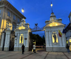 Brama kampusu UW, gdzie w maju doszło do straszliwej zbrodni