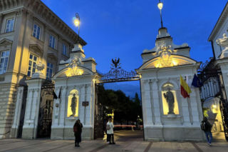 Brama kampusu UW, gdzie w maju doszło do straszliwej zbrodni