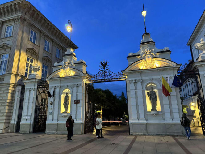 Brama kampusu UW, gdzie w maju doszło do straszliwej zbrodni