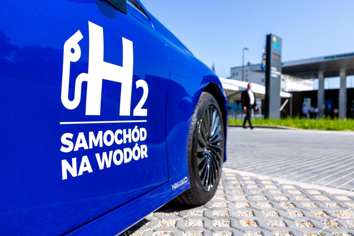 Pierwsza stacja tankowania wodoru w Polsce – samochód wodorowy przy stacji