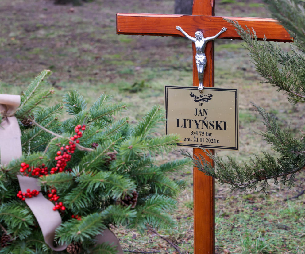 Tak wygląda grób Jana Lityńskiego w pierwszą rocznicę śmierci 