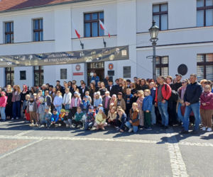 Polonez maturzystów z I LO na rynku w Ostrzeszowie