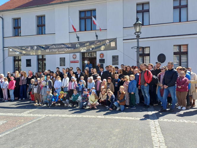 Polonez maturzystów z I LO na rynku w Ostrzeszowie