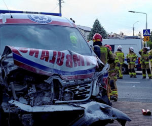 Karetka staranowała osobówkę. Wiele osób rannych