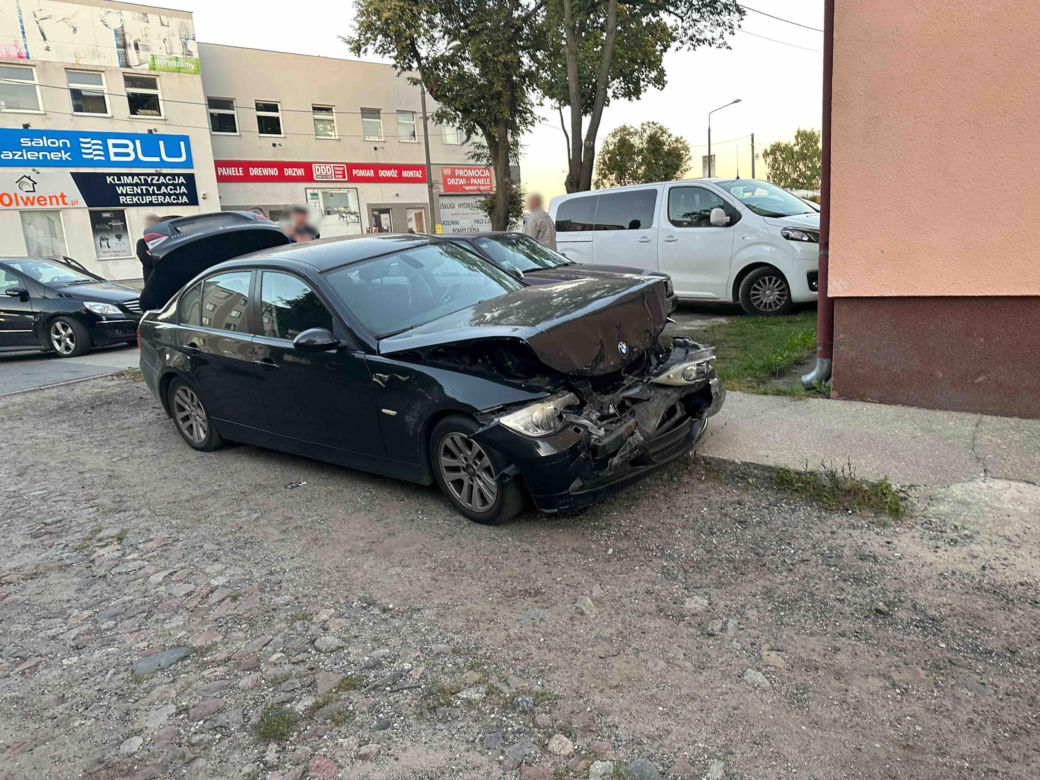 Pijany policjant w BMW staranował mercedesa