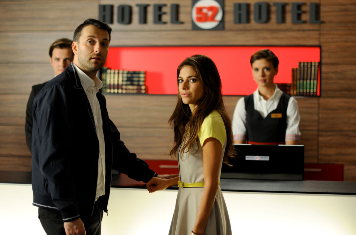 ﻿﻿﻿Hotel 52 sezon 7 odc. 81 (odc. 3). Maria (Weronika Rosati), Tomasz (Filip Bobek), Sara (Klaudia Halejcio)