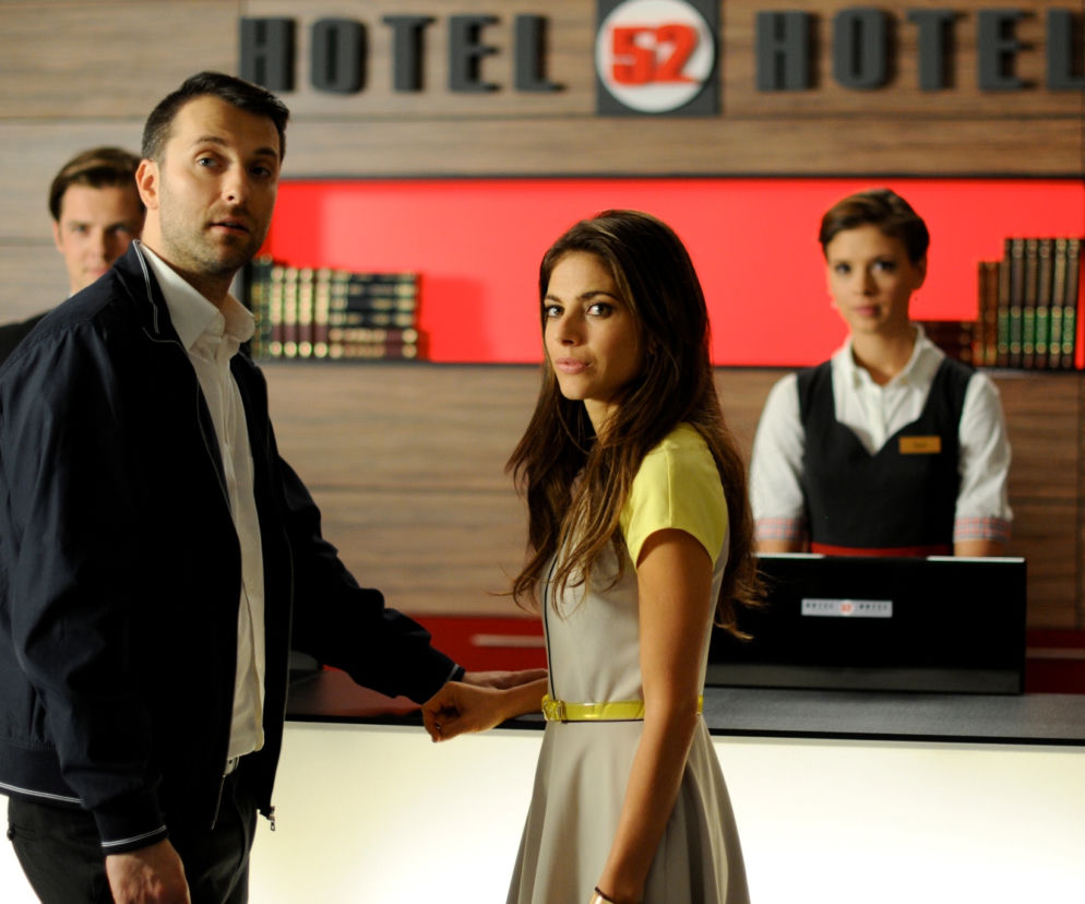 ﻿﻿﻿Hotel 52 sezon 7 odc. 81 (odc. 3). Maria (Weronika Rosati), Tomasz (Filip Bobek), Sara (Klaudia Halejcio)