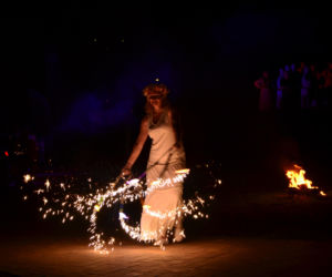 Pokaz fireshow w wykonaniu tancerzy i tancerek Teatru Ognia „Mantra” z Makowa Mazowieckiego