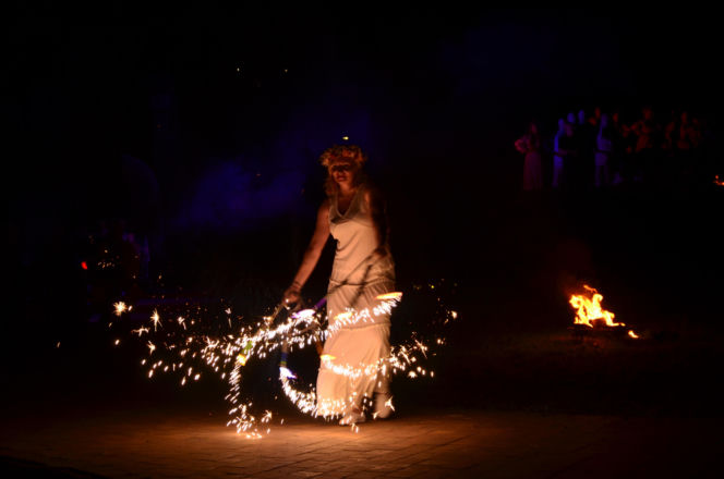 Pokaz fireshow w wykonaniu tancerzy i tancerek Teatru Ognia „Mantra” z Makowa Mazowieckiego