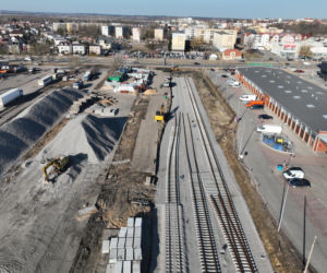Historyczna inwestycja PKP coraz bliżej ukończenia. Po 30 latach przerwy do miasta wracają pociągi