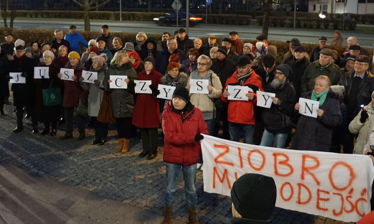 Radom: Manifestowali w obronie sędziów. Ponad 100 osób osób wzięło udział w demonstracji