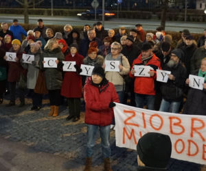 Radom: Manifestowali w obronie sędziów. Ponad 100 osób osób wzięło udział w demonstracji