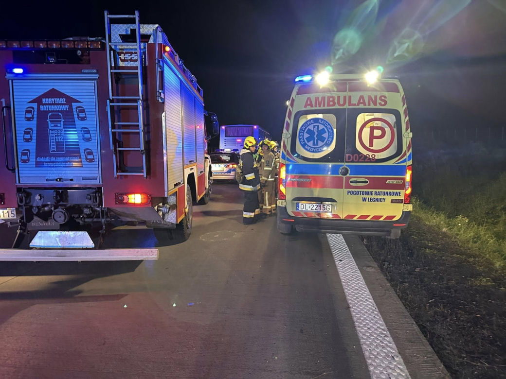 Wypadek autokaru wojskowego na autostradzie A4. Wielka akcja służb ratunkowych [ZDJĘCIA]