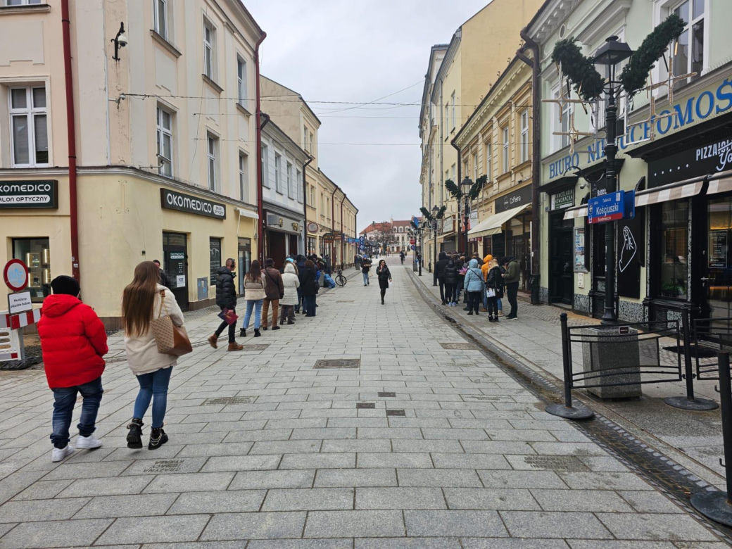Mieszkańcy Rzeszowa ruszyli po pączki. Kolejki pod pączkarniami