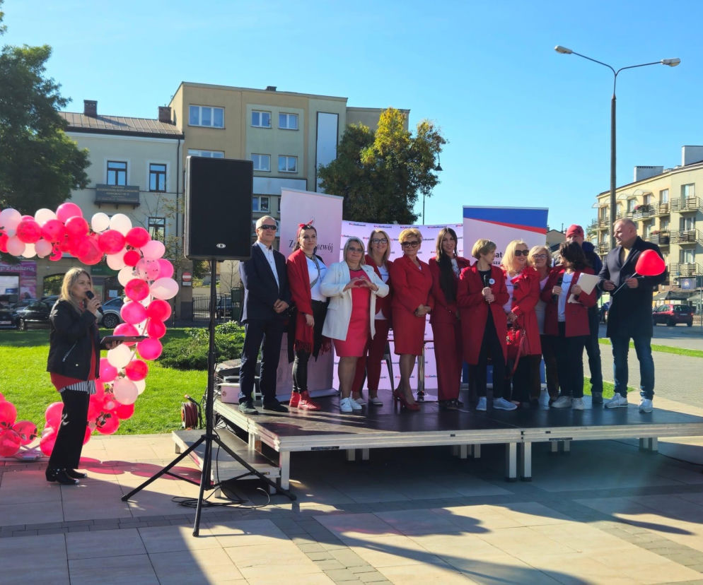 Grupa osób na scenie podczas pikniku Zdrowe Serce w Siedlcach. O wydarzeniu przeczytasz na Eska Siedlce.