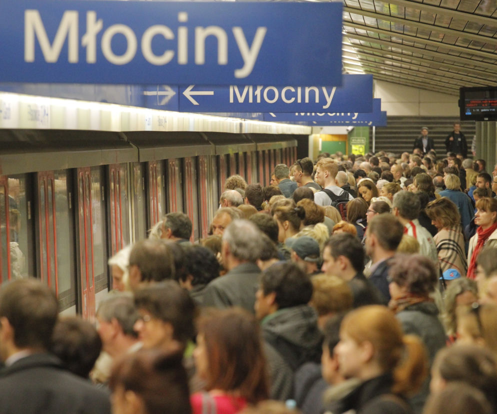 Duża awaria w warszawskim metrze. Pociągi stanęły. Uruchamiają zastępcze autobusy