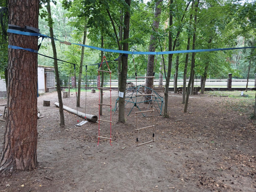 Dzieci w Sękocinie Starym ucza się pod chmurką