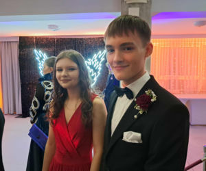 Tak bawili się maturzyści na studniówce skarżyskiego Erbla. Kreacje jak z czerwonego dywanu