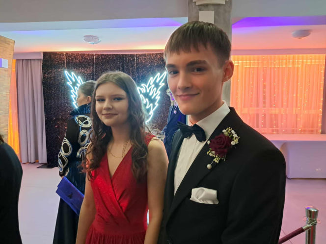 Tak bawili się maturzyści na studniówce skarżyskiego "Erbla". Kreacje jak z czerwonego dywanu