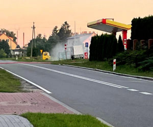 Dźwierzuty. Awaria zbiornika z gazem na stacji paliw. Ewakuowano 19 mieszkańców [FOTO]