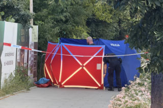 Dramat przed Komendą Policji w Warszawie. Mężczyzna spadł z żurawia, zginął na miejscu