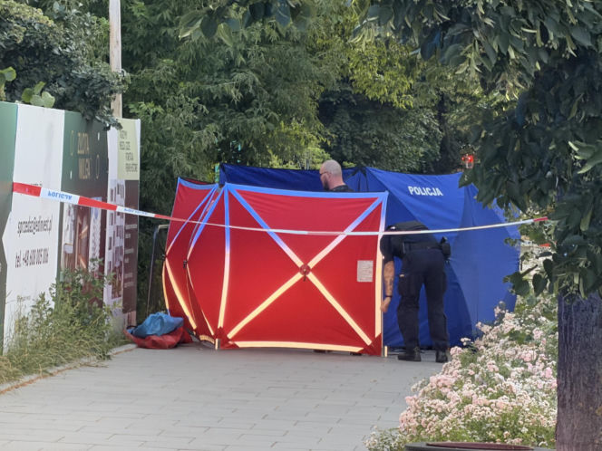 Dramat przed Komendą Policji w Warszawie. Mężczyzna spadł z żurawia, zginął na miejscu