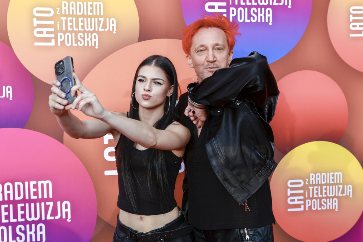 Michał Szpak tak się przejął na scenie, że zgubił mikrofon! Na szczęście nie był sam