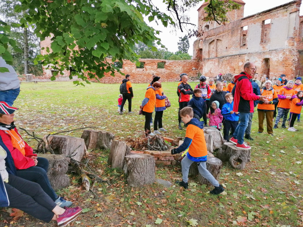 Pomarańczowi rowerzyści najechali zamek w Szymbarku