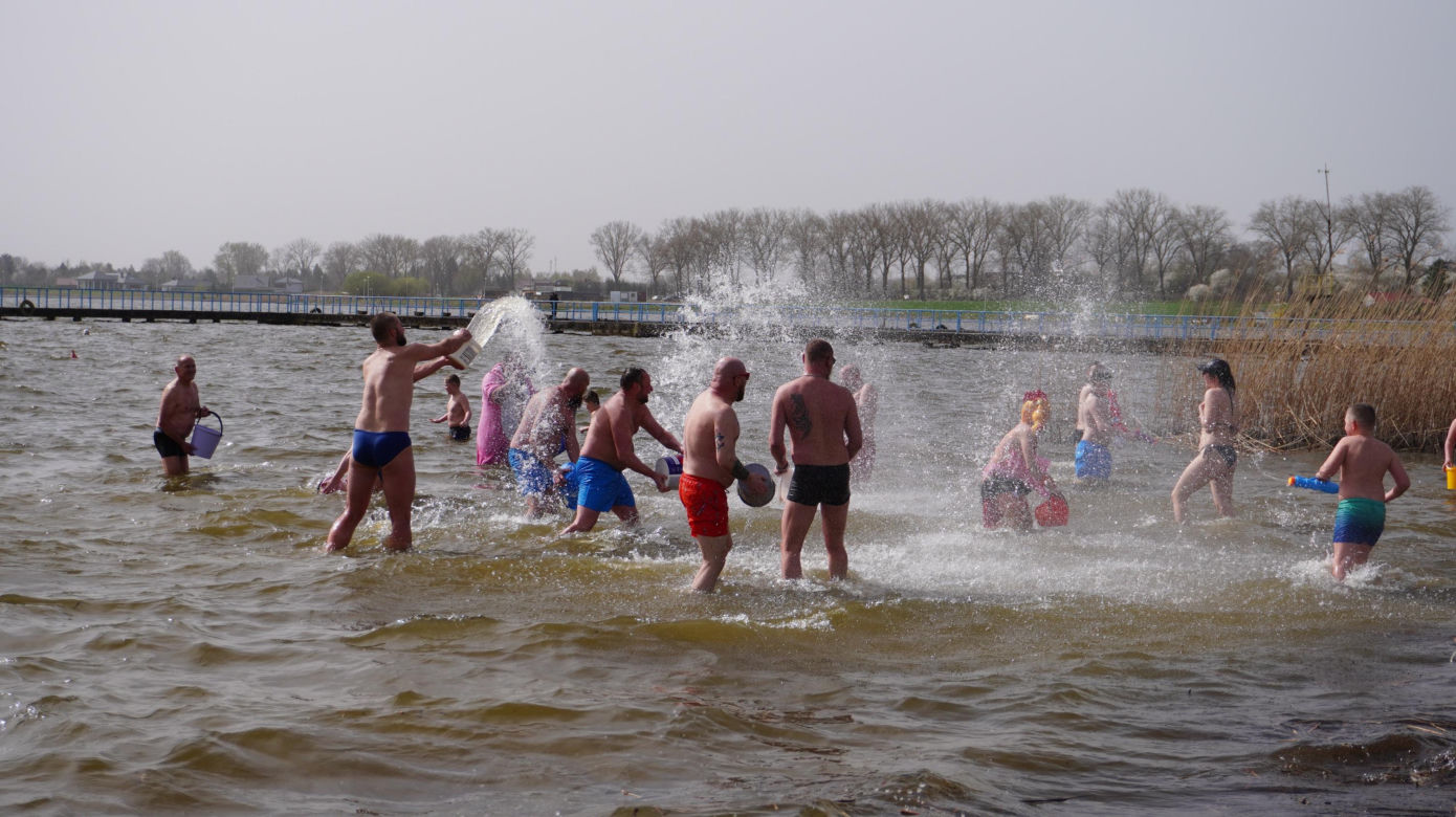 Lany Poniedziałek z lubelskimi morsami. Wiaderka i sikawki poszły w ruch!