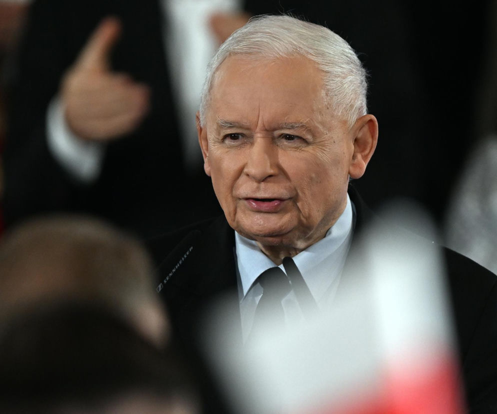 Jarosław Kaczyński przemawia podczas konferencji. O przesłuchaniu prezesa PiS przeczytasz na SE Polityka.