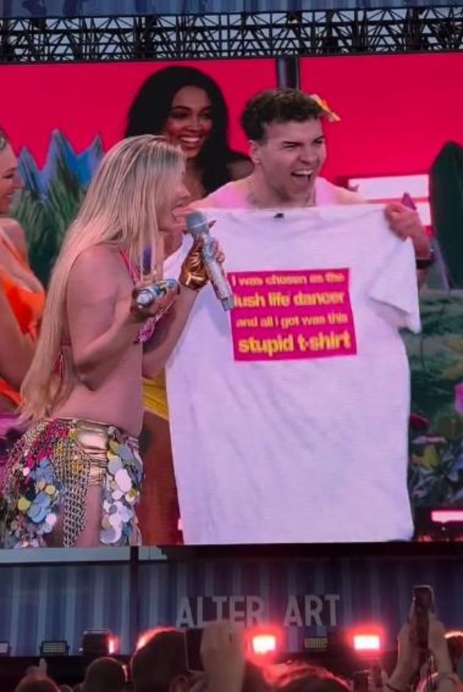 Radny z Konina na scenie z Zara Larsson