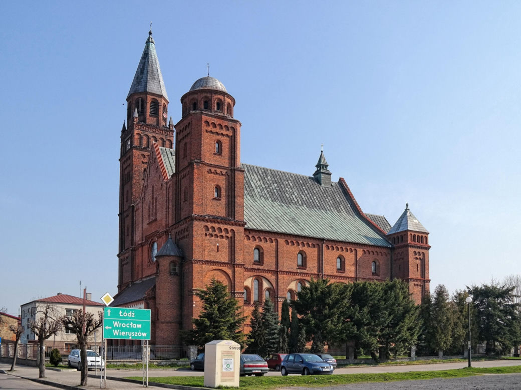 To jedno z najpiękniejszych miast w woj. łódzkim. Zachwyca rynkiem, którego ozdobą jest zabytkowy kościół