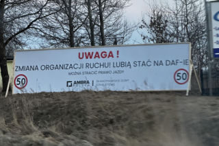 Nowe przepisy drogowe w Polsce. W Koszalinie stanął nietypowy baner ostrzegający kierowców