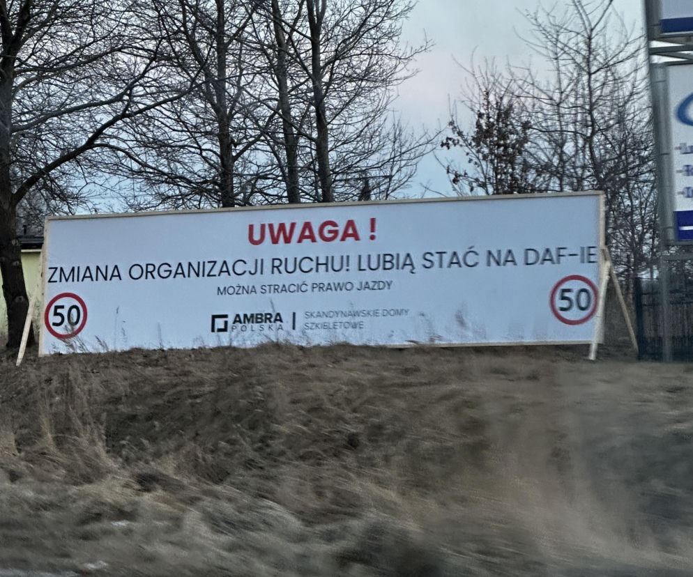 Nowe przepisy drogowe w Polsce. W Koszalinie stanął nietypowy baner ostrzegający kierowców